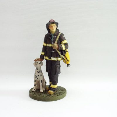 Brandweerman staand met hond 22cmH