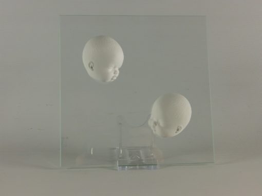 Twee babyhoofdjes op glasplaat 16x16cm