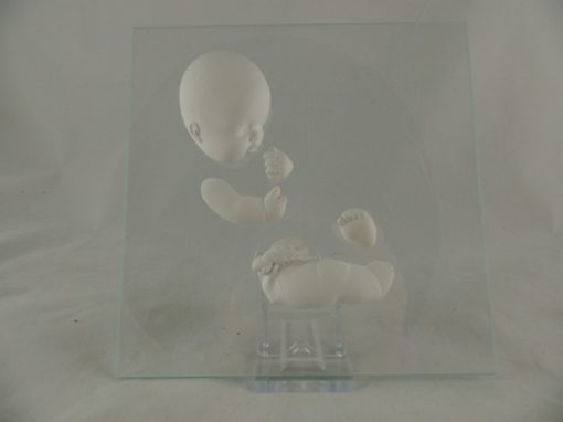 Baby op glas zittend rechts 16x16cm